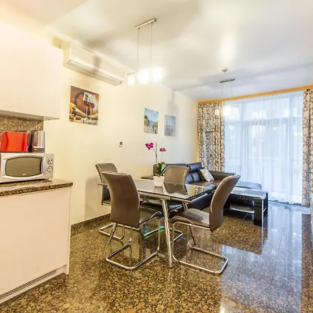 Arka Apartment *